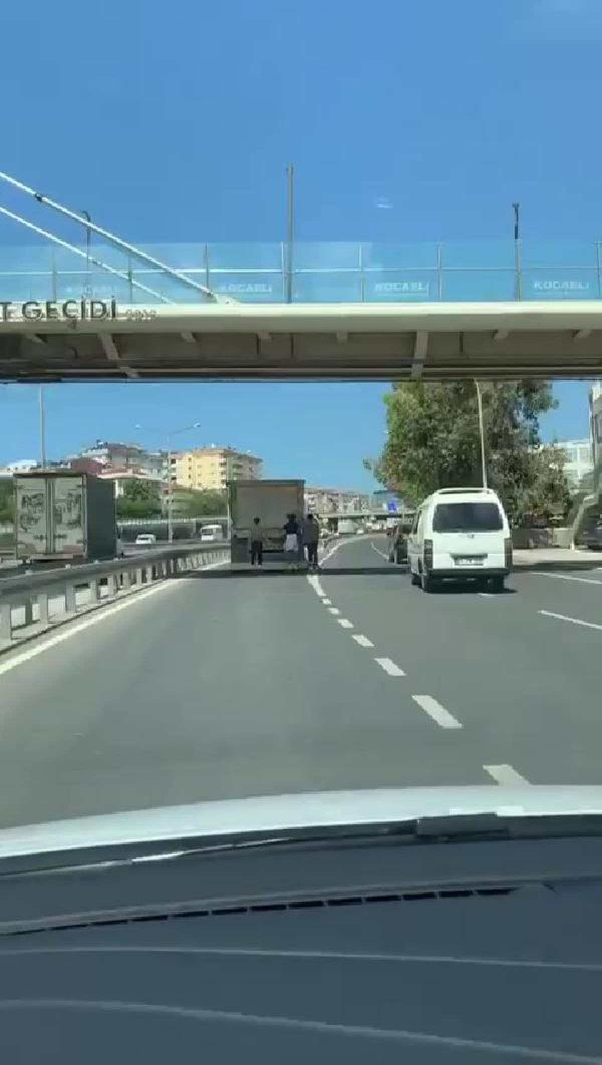 Son dakika haber... Patenli gençlerin tehlikeli yolculuğu kamerada