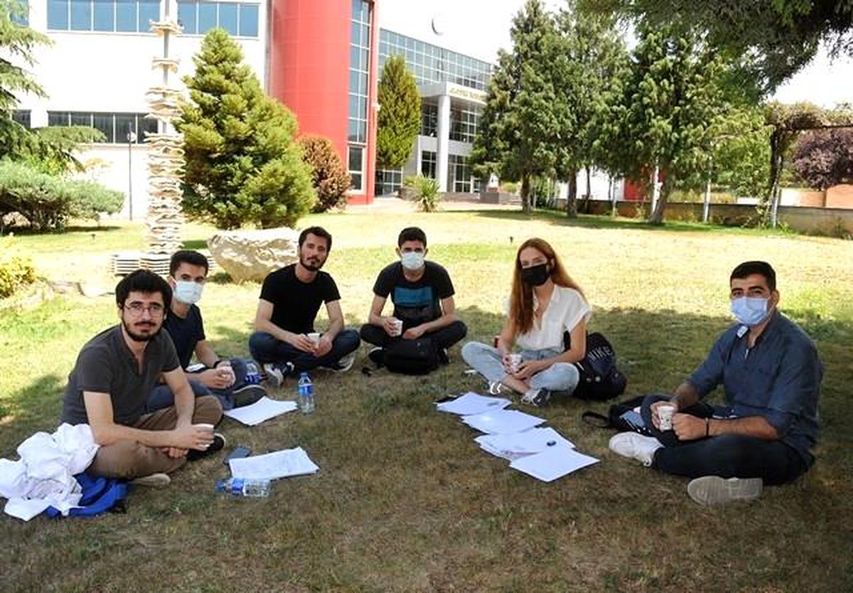 Rektörden öğrencilere çay ikramı