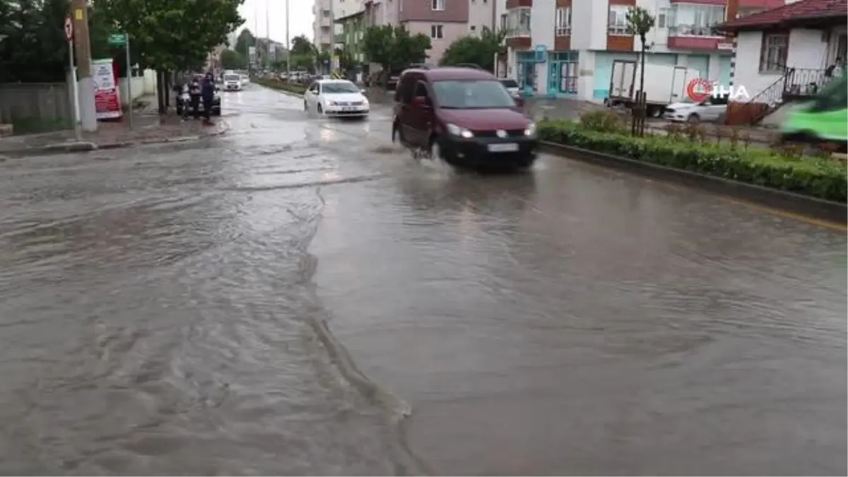 Sağanak yağış sonrası yollar göle döndü