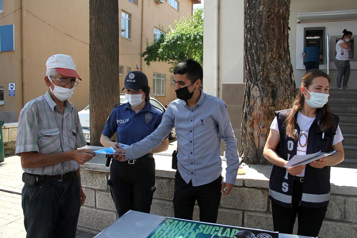 Sarıgöl ve Kula\'da emniyet ekiplerinden siber suçlarla mücadele standı
