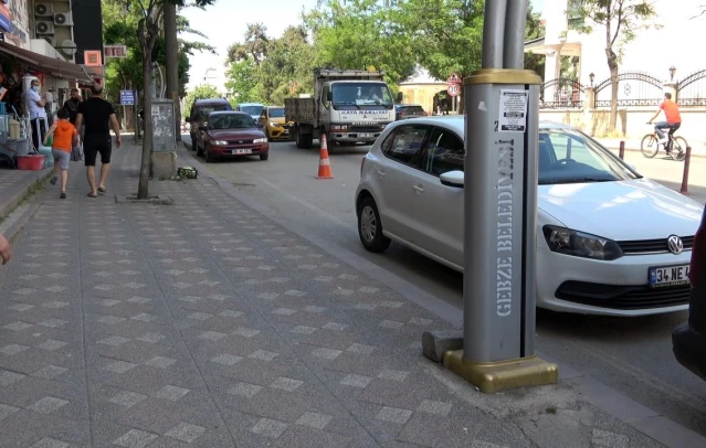 Sinirini çıkarmak için tekme atarak telefon panosunu böyle devirdi