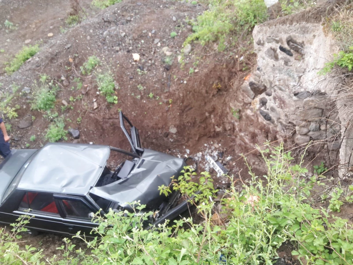 Sivas\'ta otomobil menfeze devrildi: 1 yaralı