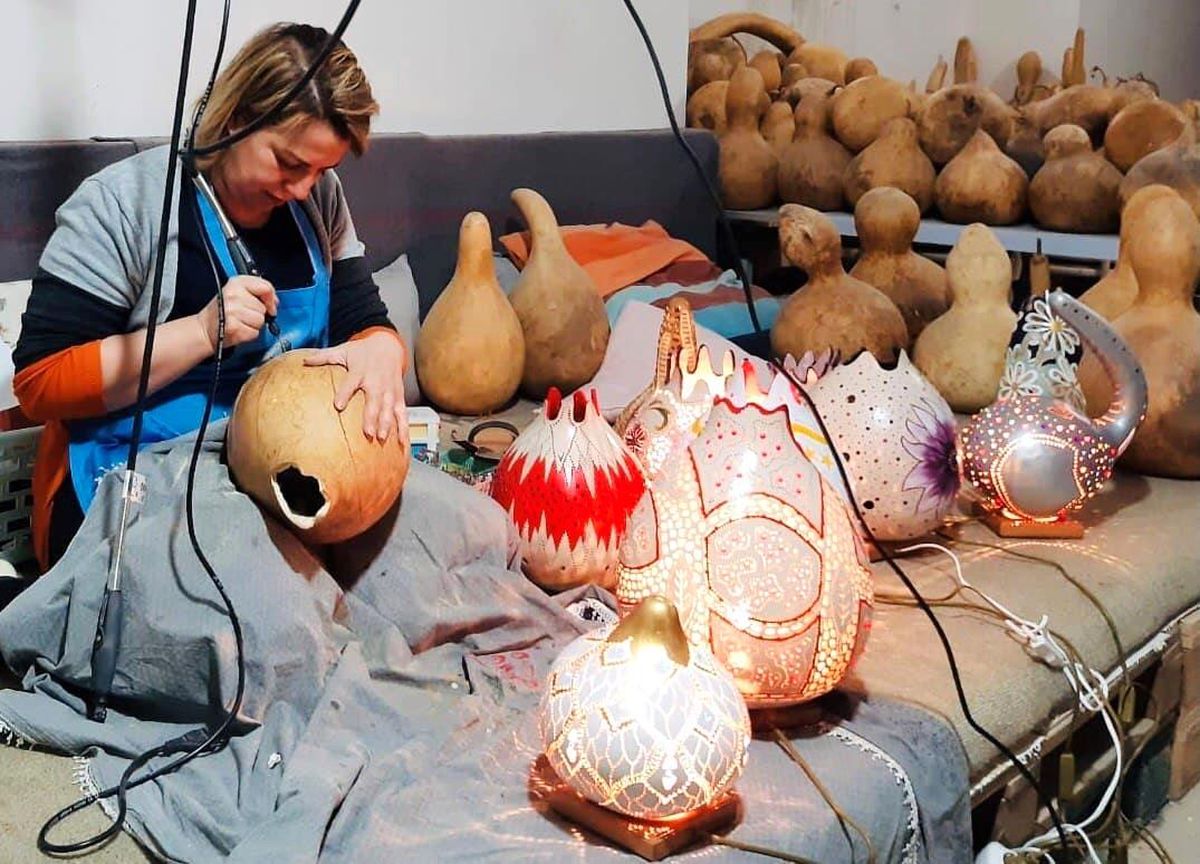 Su kabaklarını sanat eserine dönüştürüyor