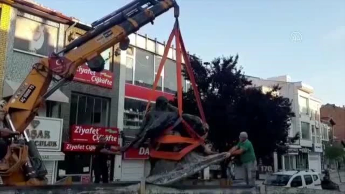 Tankut Öktem imzalı "Pehlivanlar" heykeli görünür olması amacıyla Saraçlar Caddesi\'ne taşındı