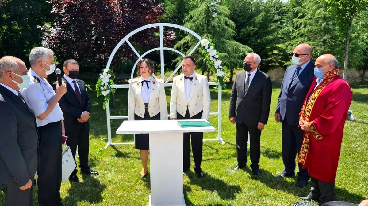 Üniformalarıyla dünya evine girdiler