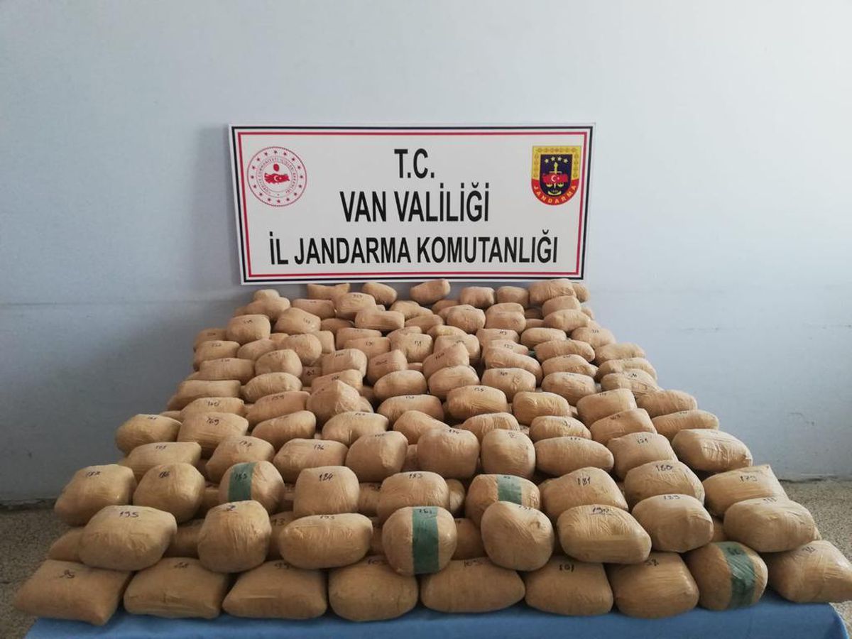 Van\'da çuvallar içerisinde araziye gizlenmiş 233 kilo 506 gram eroin bulundu