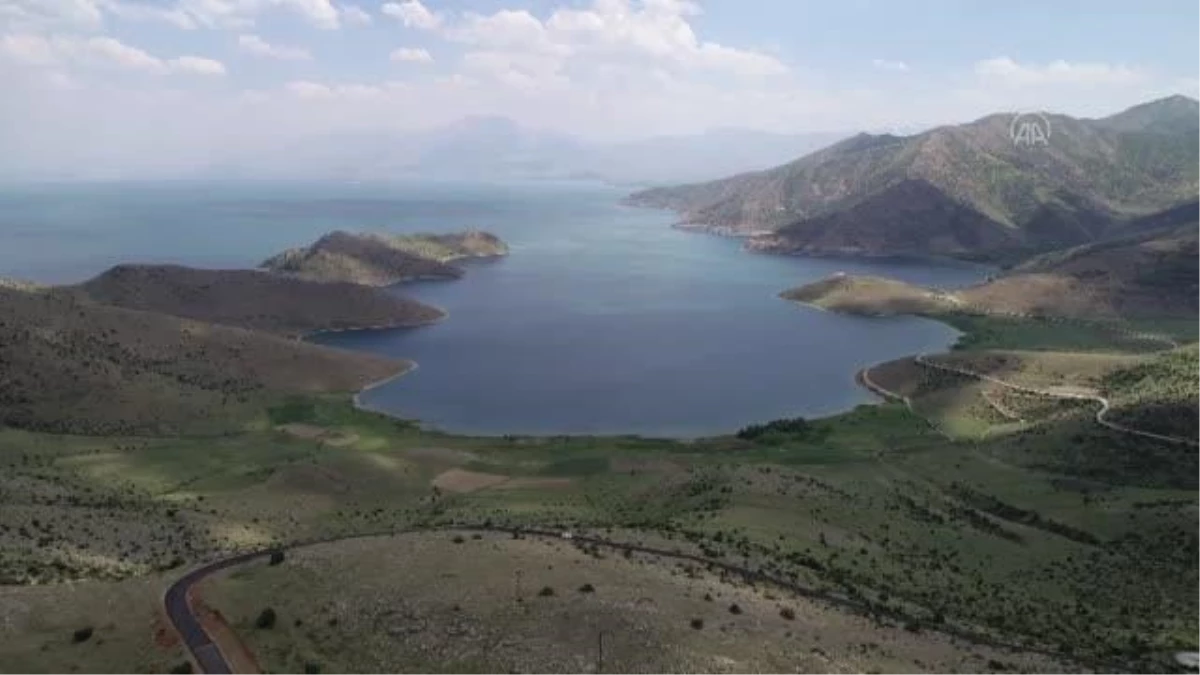 Van Gölü\'nde su çekilince binlerce yıllık mikrobiyalitler ortaya çıktı