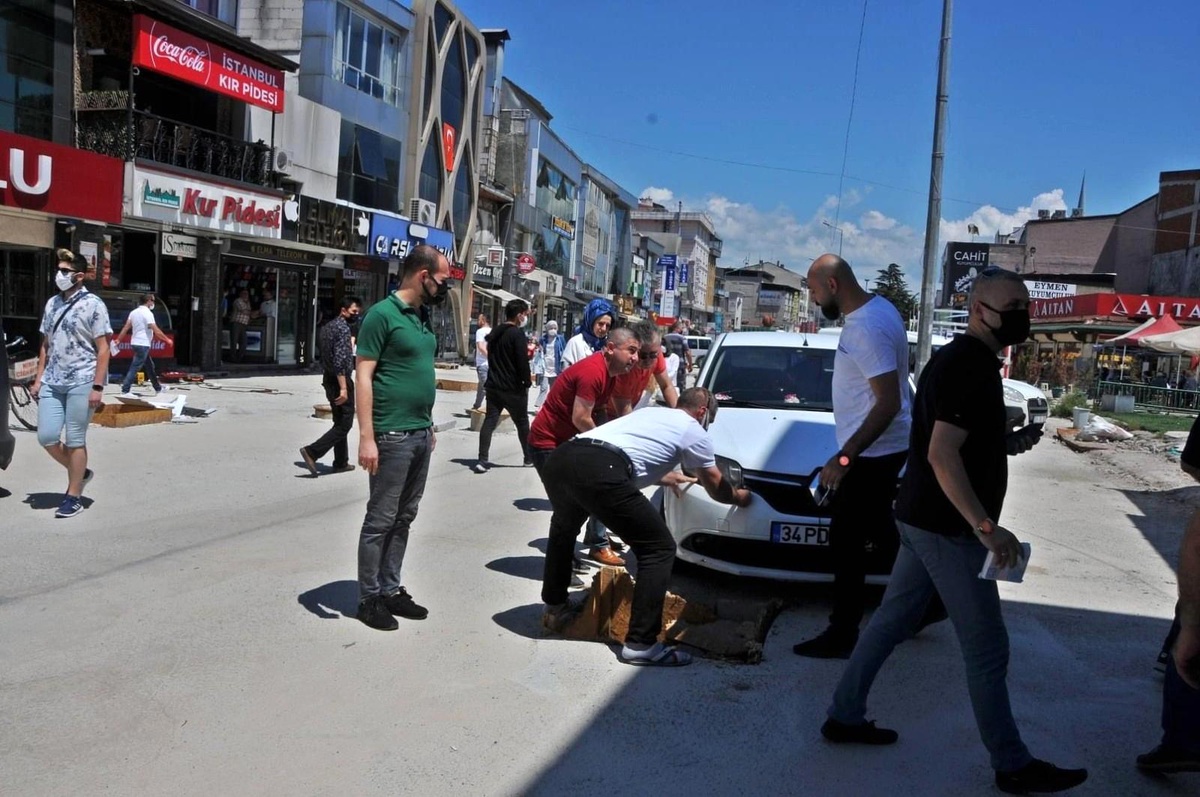 Yasak caddeye giren otomobil çukura düştü
