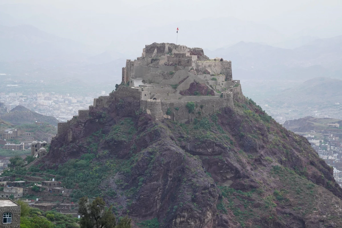 Yemen\'de Husilerin ablukası altındaki Taiz halkının nefes alma durağı: Sabır Dağı