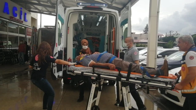 Adana'da şarampole devrilen otomobilin sürücüsü yaralandı