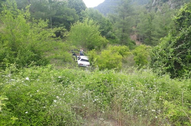 Adana'da şarampole devrilen otomobilin sürücüsü yaralandı