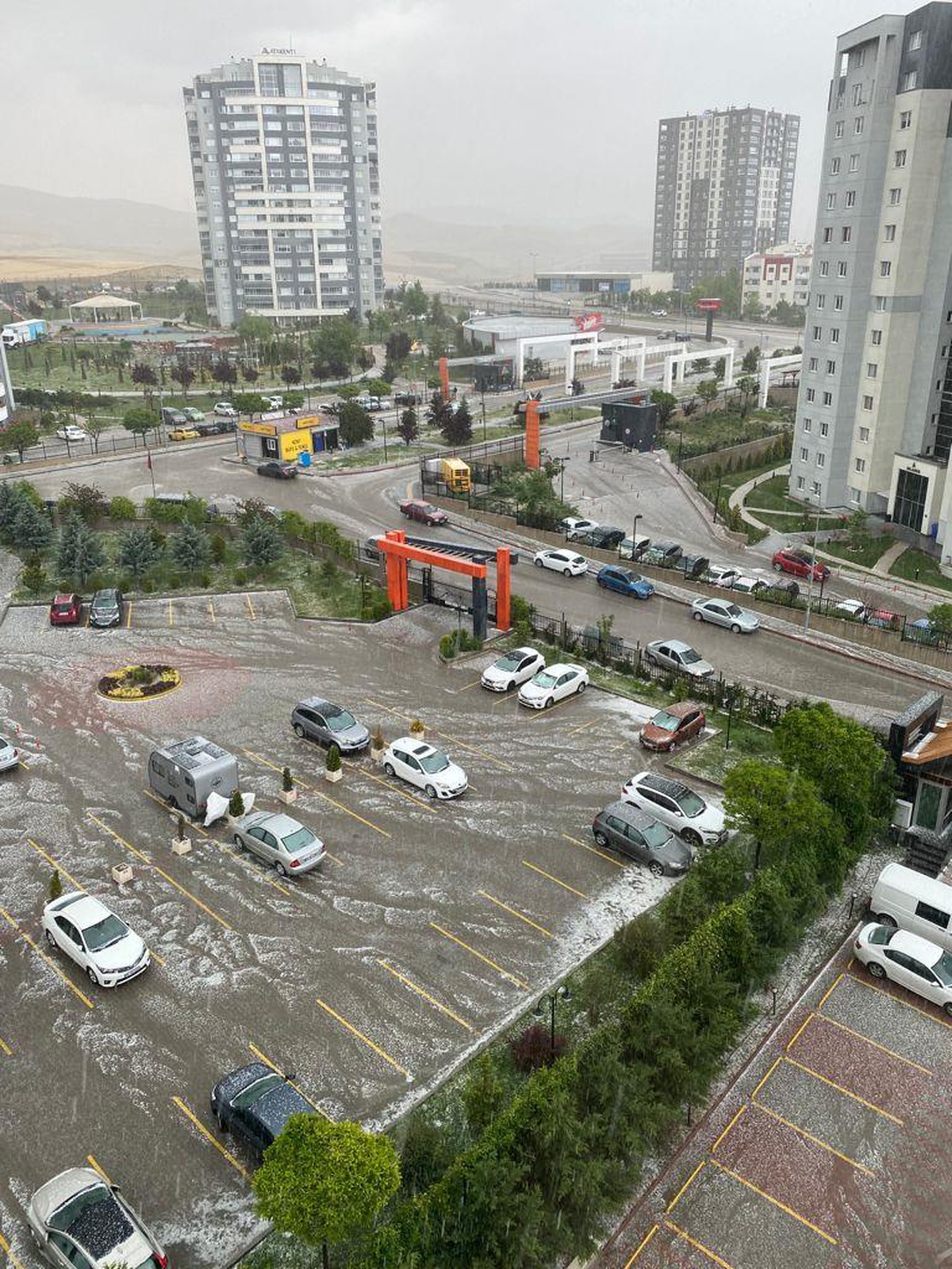 Ankara\'nın bazı bölgelerine dolu yağdı
