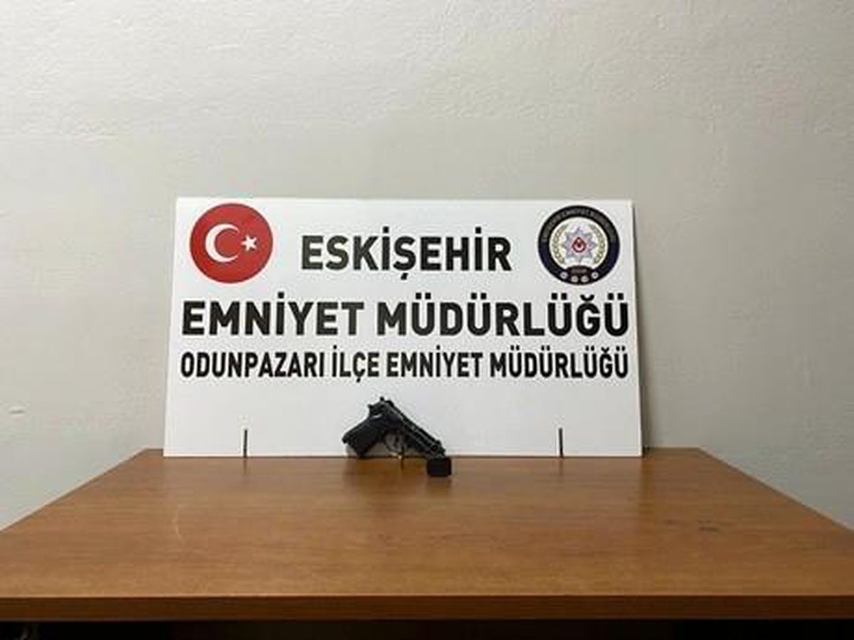 Aranması olan şahıs üzerindeki silahla yakalandı