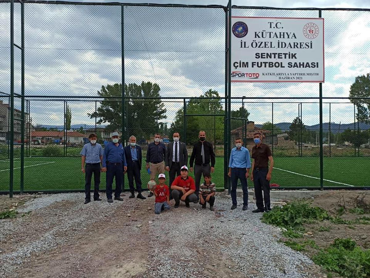 Aslanapa Örenköy\'e halı saha