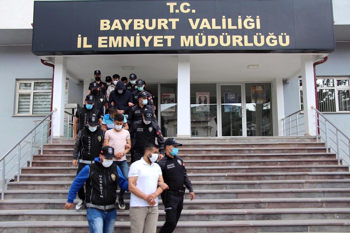 Bayburt\'ta uyuşturucuya geçit yok: 5 zanlı tutuklandı