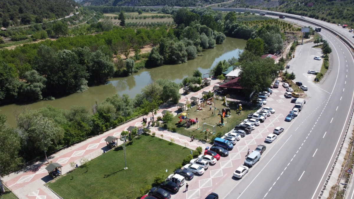 Vatandaşlar Sakarya Nehri kenarında kısıtlamasız cumartesinin keyfini çıkarıyor