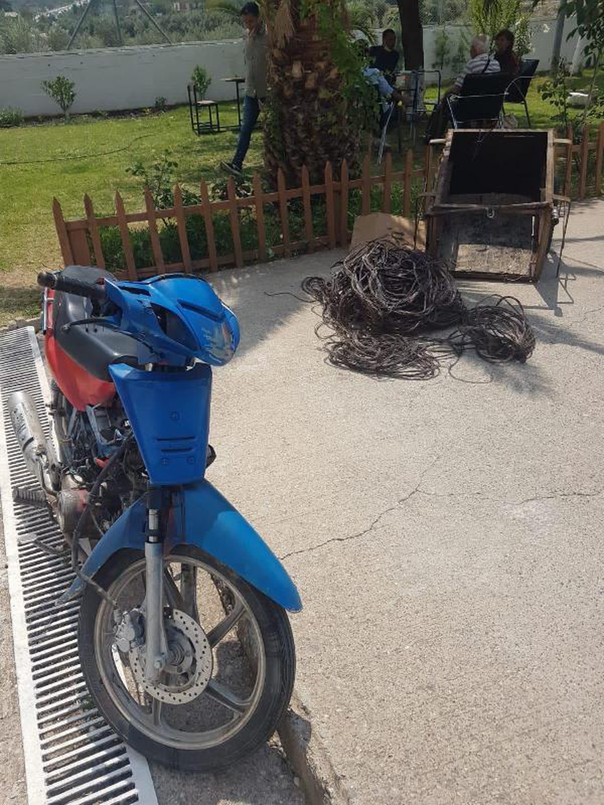 Çalıntı motosikletle inşaattan kablo hırsızlığı şüphelileri yakalandı
