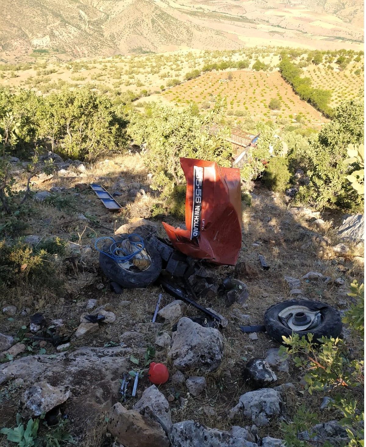 Son dakika haberi! Çalışır halde park edilen traktör hareket ederek uçuruma yuvarlandı, üstündeki 5 kişi ölümden son anda kurtuldu