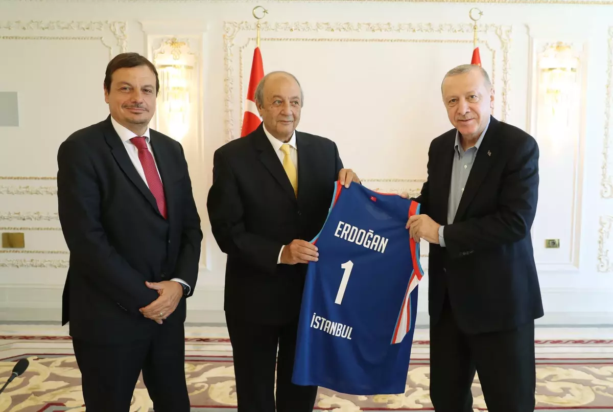 Cumhurbaşkanı Erdoğan, Anadolu Efes Kulübünün yönetici, teknik heyet ve sporcularını kabul etti