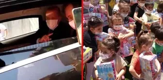 Cumhurbaşkanı Erdoğan, 'Tayyip dede' diye seslenerek konvoyunu durduran çocuklara oyuncak dağıttı