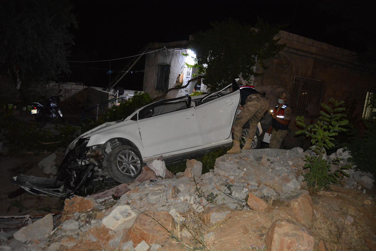 Gaziantep\'te otomobil evin bahçesine devrildi: 1 ölü, 1 yaralı