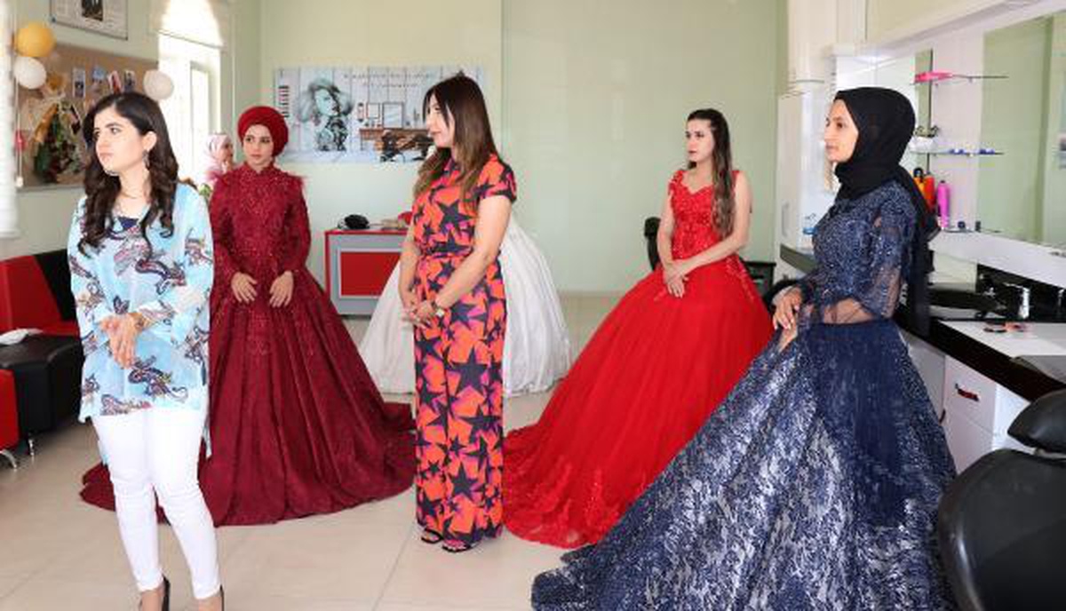 Genç kızlara gelinlik, kuaför ve makyaj desteği