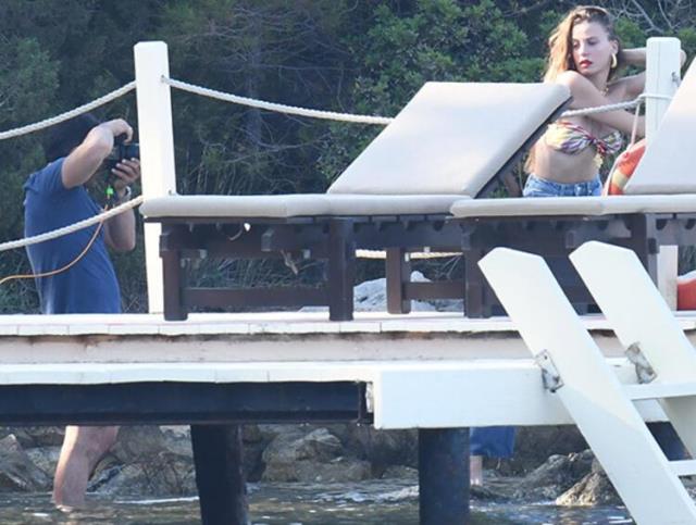 Hem iş hem de tatil için Bodrum'a giden Serenay Sarıkaya, objektiflere bikinili yakalandı