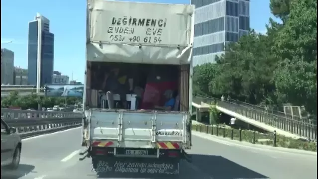 Son dakika haber... Kadıköy'de kamyonet kasasında tehlikeli yolculuk kamerada