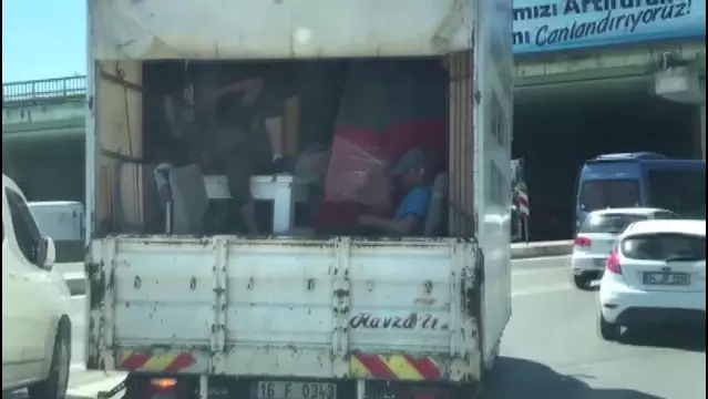 Son dakika haber... Kadıköy'de kamyonet kasasında tehlikeli yolculuk kamerada