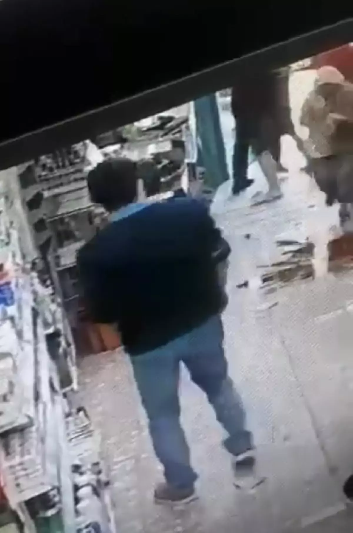 KASİYER TARTIŞTIĞI MÜŞTERİYE KURUSIKI TABANCA İLE ATEŞ AÇTI