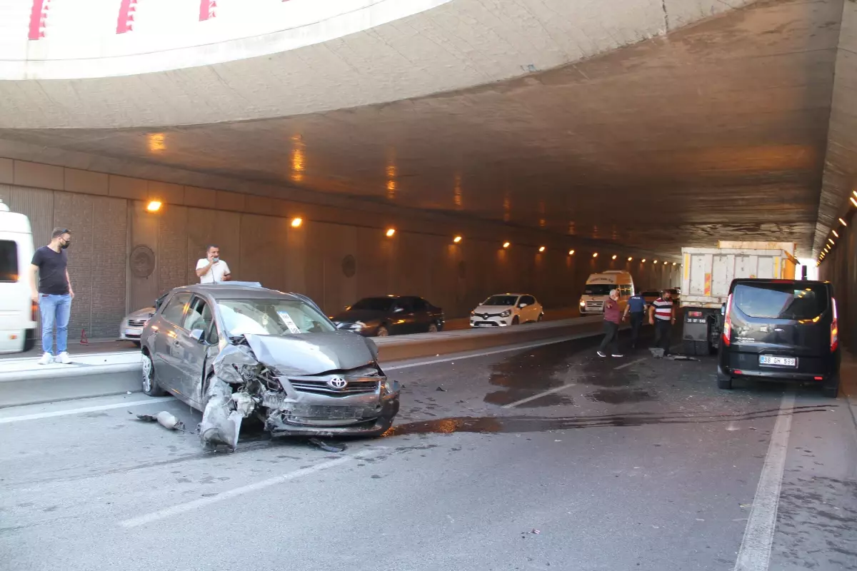 Kayseri\'de 4 aracın karıştığı trafik kazasında 1 kişi yaralandı