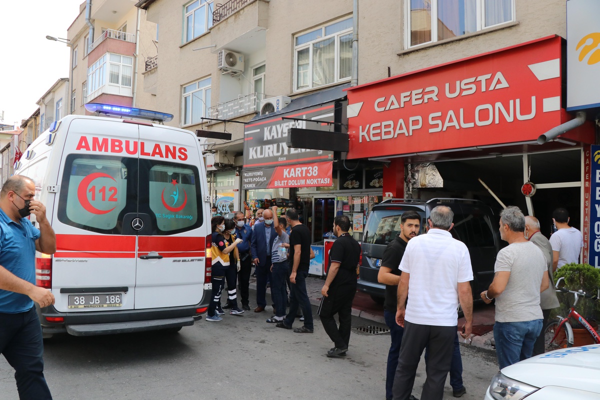Kayseri\'de kontrolden çıkan otomobil lokantaya girdi: 2 yaralı