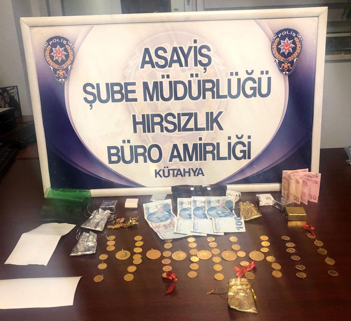 Kütahya\'dan çaldıkları altınlarla Gediz\'de yakalandılar