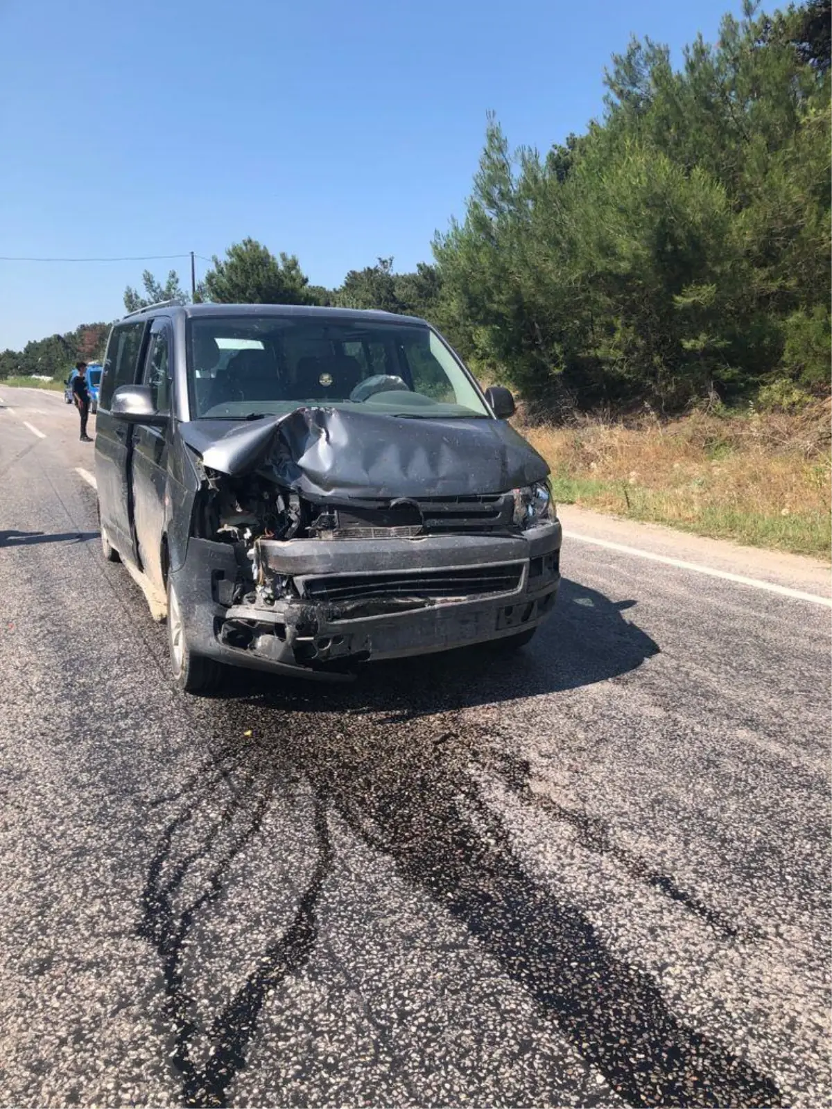 Son dakika haberi! Manisa\'da minibüs otomobile çarptı: 1 ölü, 1 yaralı