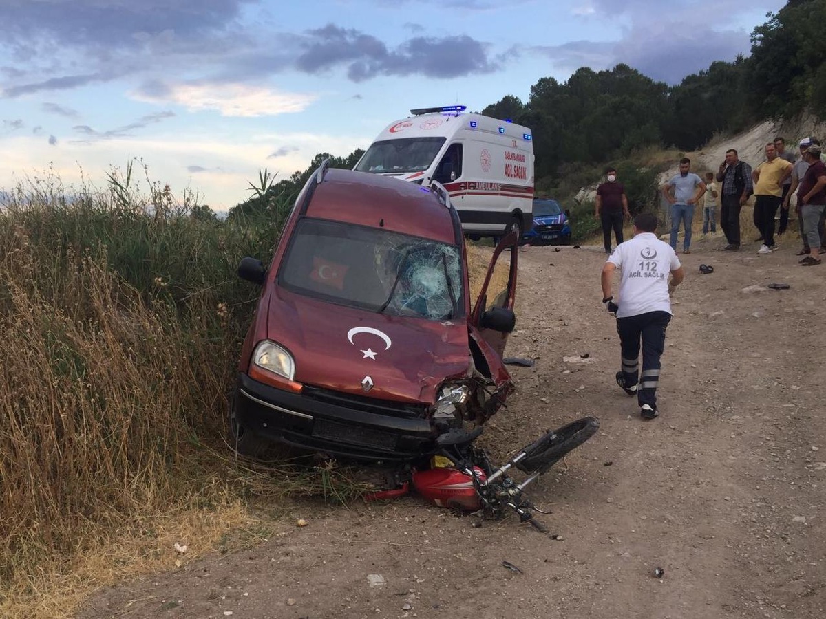 Manisa\'da otomobil ile çarpışan motosikletin sürücüsü ağır yaralandı
