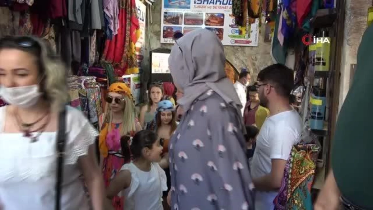 Mardin\'e özgü şal bağlaması turistlerin ilgi odağı oldu