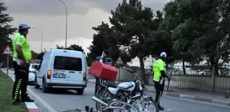 Moto kuryenin çarptığı bisikletli kız çocuğu ağır yaralandı