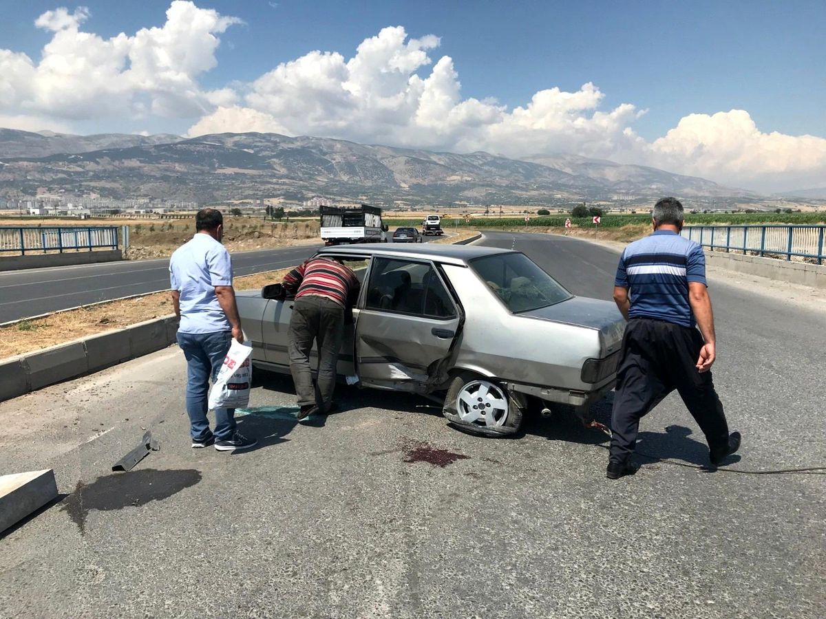 Otomobil ile minibüs çarpıştı: 3 yaralı
