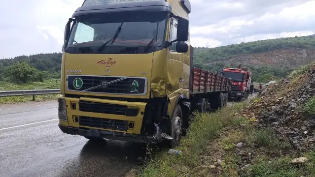 Piknik dönüşündeki feci kazada otomobil kağıt gibi parçalandı: 1 ölü, 2 yaralı