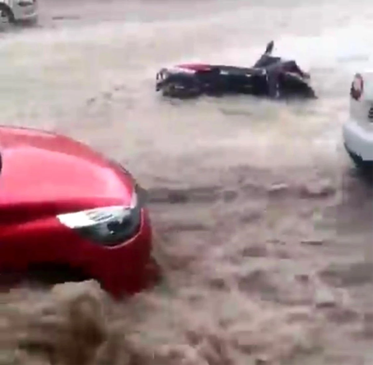 Son dakika haber: Sel suları motosikleti sürükledi: Kanallar taştı, yollar göle döndü