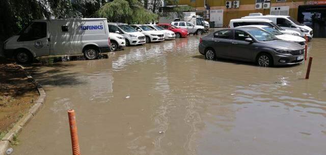 Son Dakika Istanbul Da Siddetli Yagmur Bir Anda Bastirdi Meteoroloji Den Sari Kodlu Sel Ve Dolu Uyarisi Geldi Son Dakika