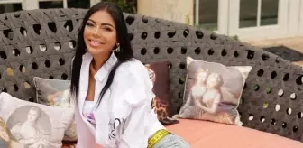 Sosyetik güzel Süreyya Yalçın evinde peş peşe poz verdi! Mezura görünümlü kemeri görenler dönüp bir daha baktı