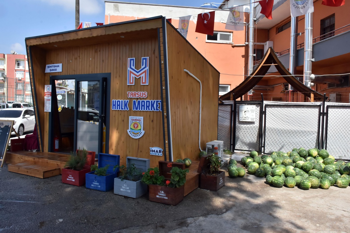 Tarsus\'ta vatandaşlara 15 ton karpuz dağıtıldı