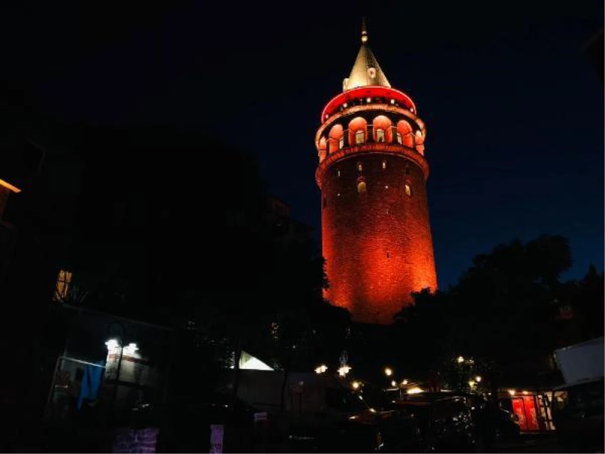 Türkiye\'nin sembol yapıları kırmızı ışıkla aydınlandı