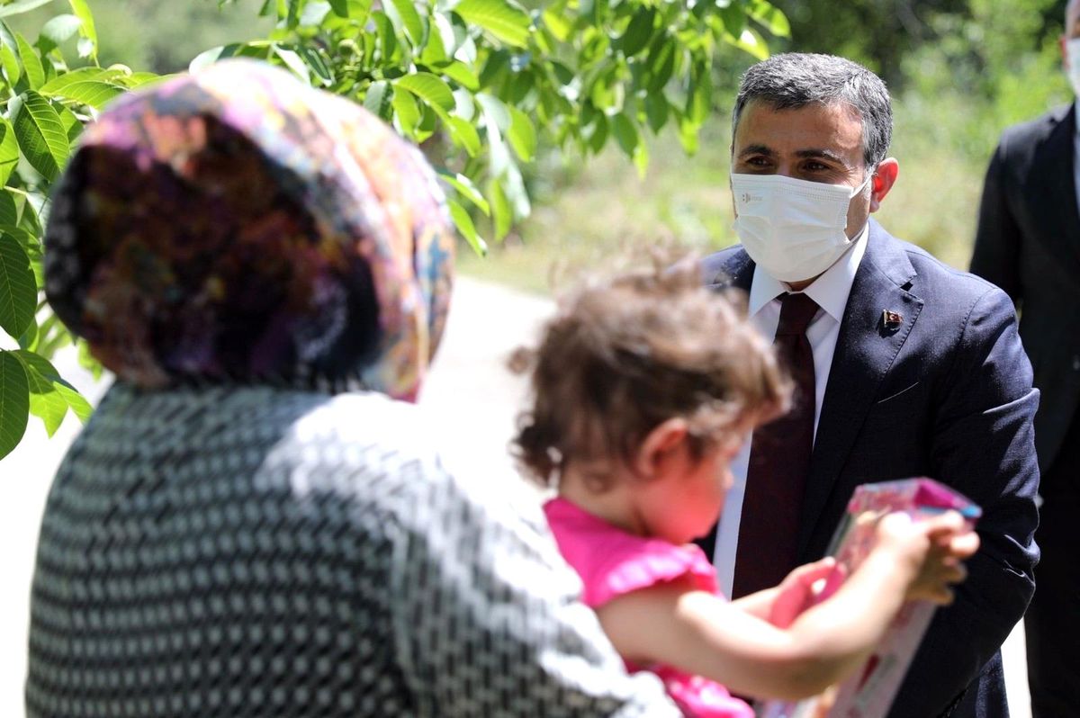 Vali Atay, aile ziyaretlerinde çocukları unutmuyor