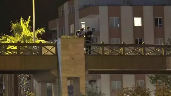 Yaya üst geçidine çıkıp oturan genç kadın ortalığı birbirine kattı! Uzun süre peşinden koşan bekçilere zor anlar yaşattı