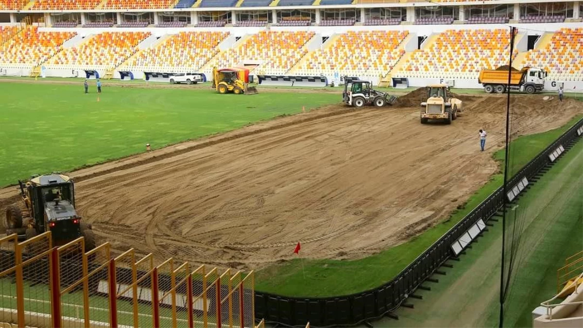 Yeni Malatya Stadyumu\'nda çim zemin değişiyor
