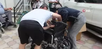 Akrabaları engelli olunca her yıl tekerlekli sandalye bağışlamaya başladılar
