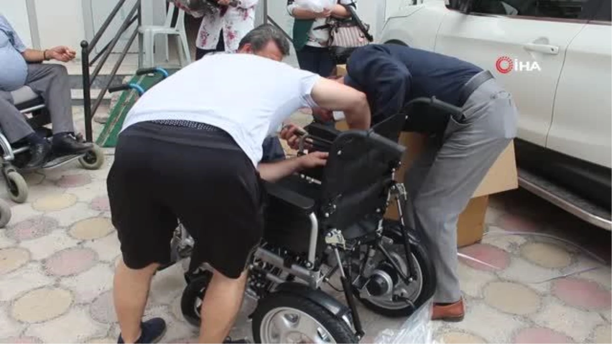 Akrabaları engelli olunca her yıl tekerlekli sandalye bağışlamaya başladılar