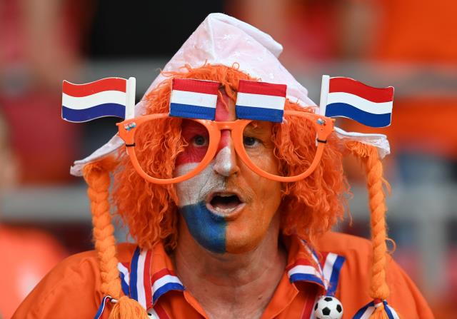 EURO 2020 C Grubu'nda Hollanda-Ukrayna maçı, tribünlerde renkli görüntülere sahne oldu